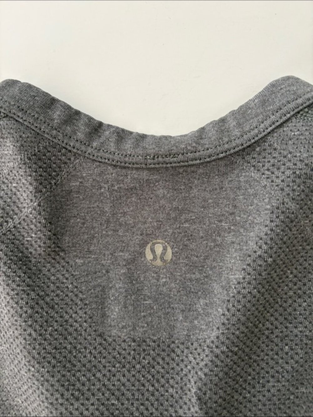Lululemon athletica Men's Metal Vent Tech Long Sleeve Henley Heather Gray size M - Picture 9 of 12